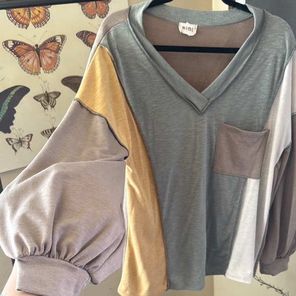Colorblock V-Neck Long Sleeve Top - Picture 3 of 4